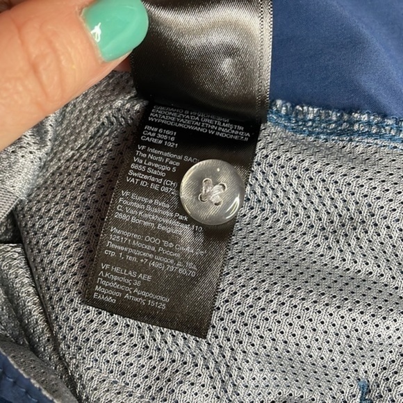 THE North Face boys blue moisture wicking shorts w/ adjustable waistband. XL - Picture 15 of 16